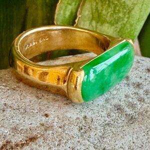 18 karat gold and jade ring